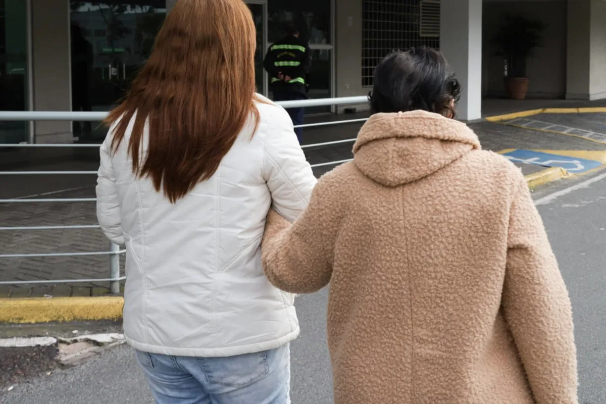 Enfermeira de Curitiba acompanha idosos em exames e tarefas do cotidiano