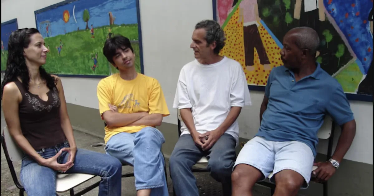 Filme acompanha mudanças políticas de quatro brasileiros ao longo de 20 anos