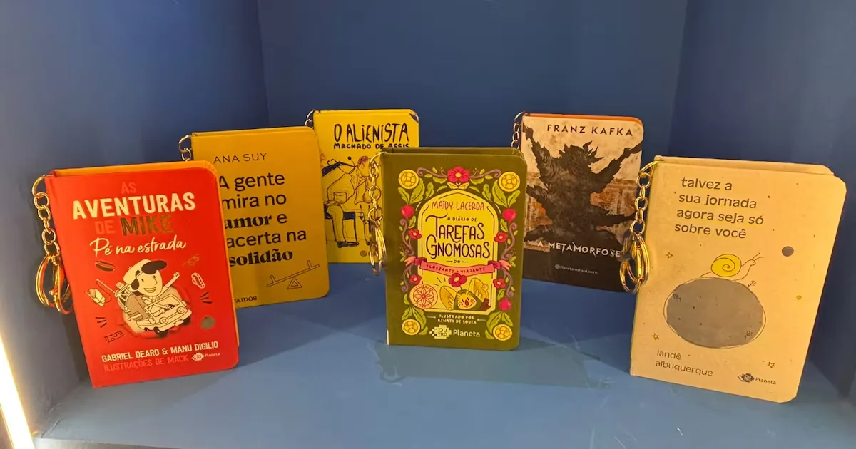 Mini livros viram chaveiros e ganham espaço na Bienal de São Paulo