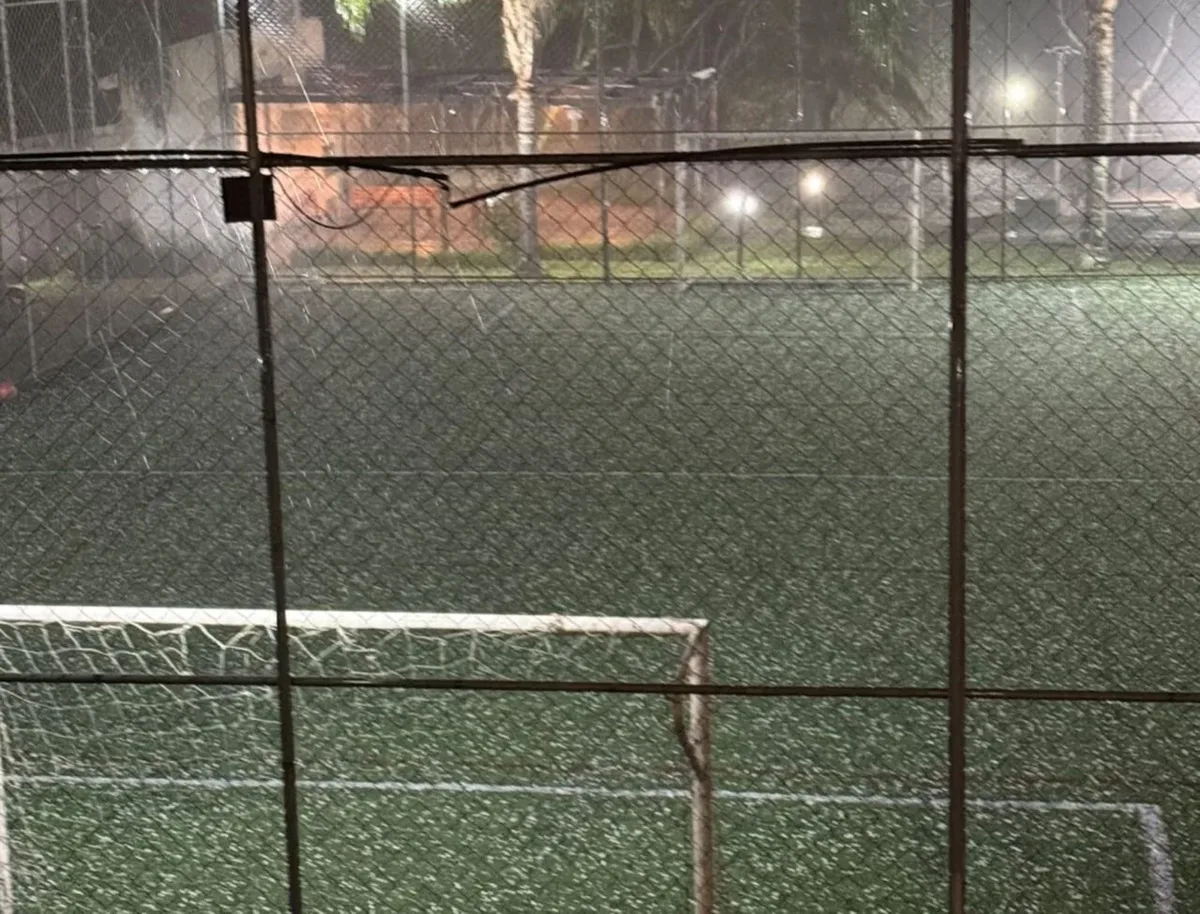 Granizo atinge bairros de Curitiba antes de nova onda de tempestades no Paraná