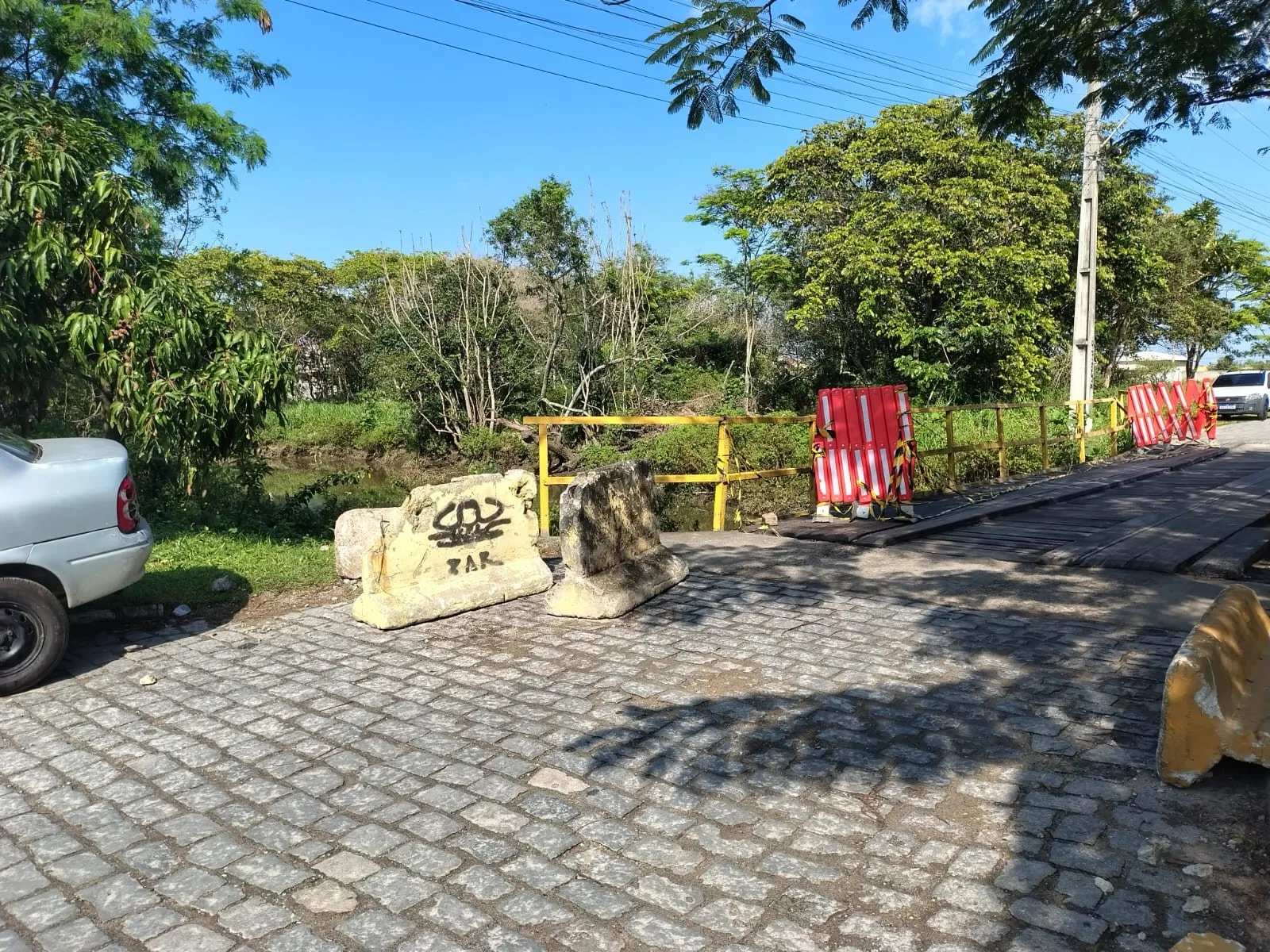 Ponte restringe acesso ao Recanto dos Paratis, em Casimiro de Abreu