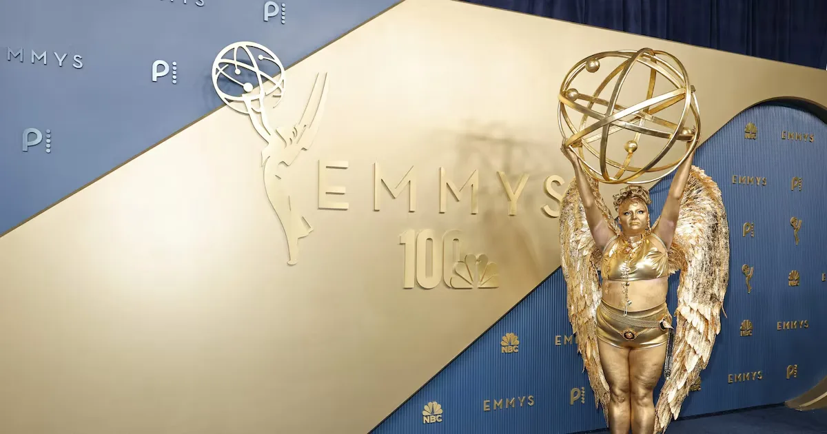 Megan Stalter leva ao Emmy look inspirado na estatueta da premiação