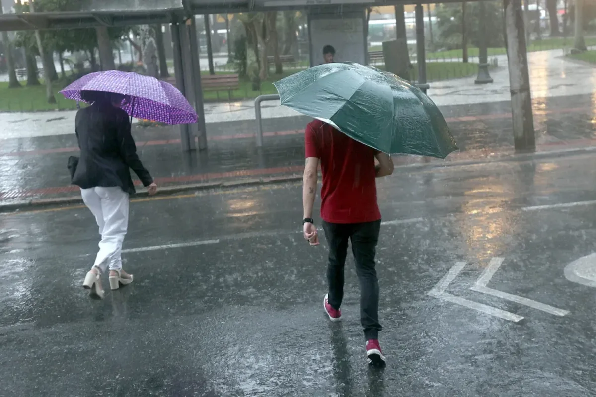 Paraná terá temporais e alertas de chuva forte até terça-feira
