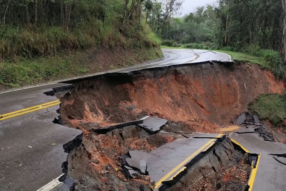 Chuvas interditam dois trechos da BR-476 na Região Metropolitana de Curitiba