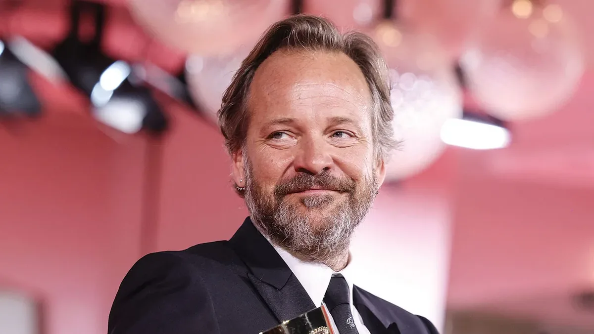 Peter Sarsgaard assume papel de bilionário em série da Paramount+