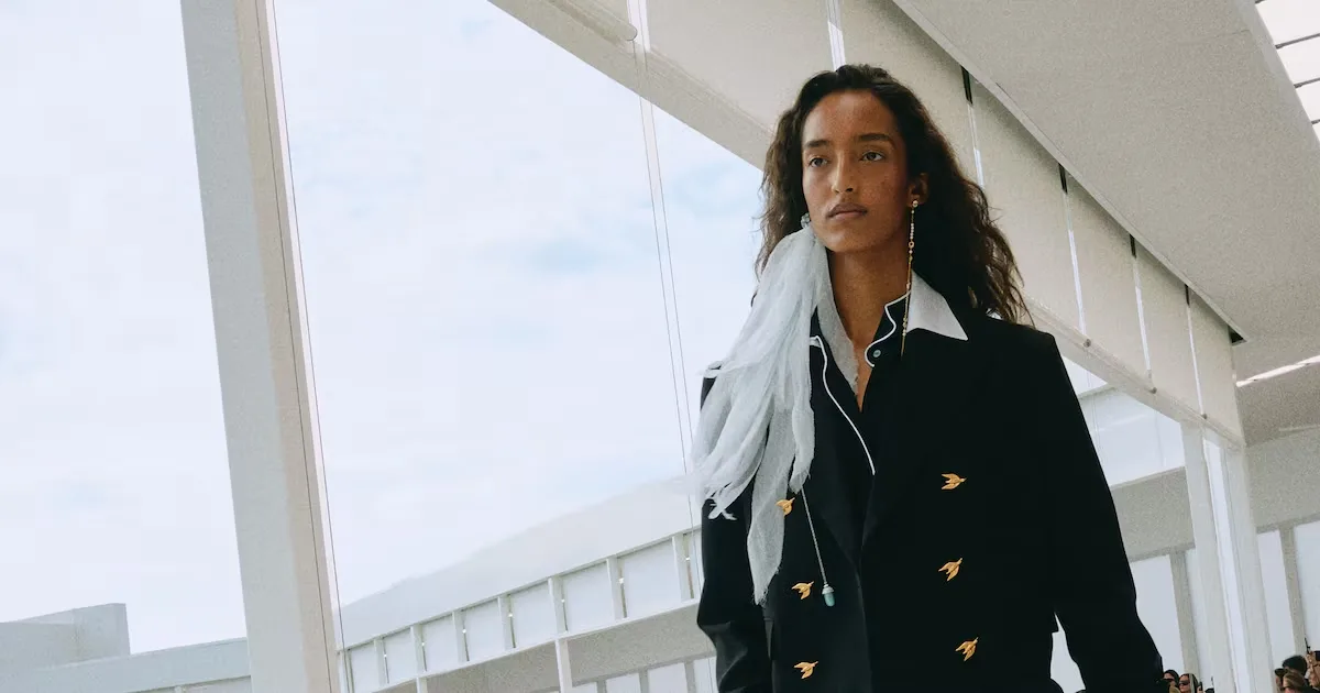 Dior apresenta coleção feminina marcada por transparências e plissados em Paris