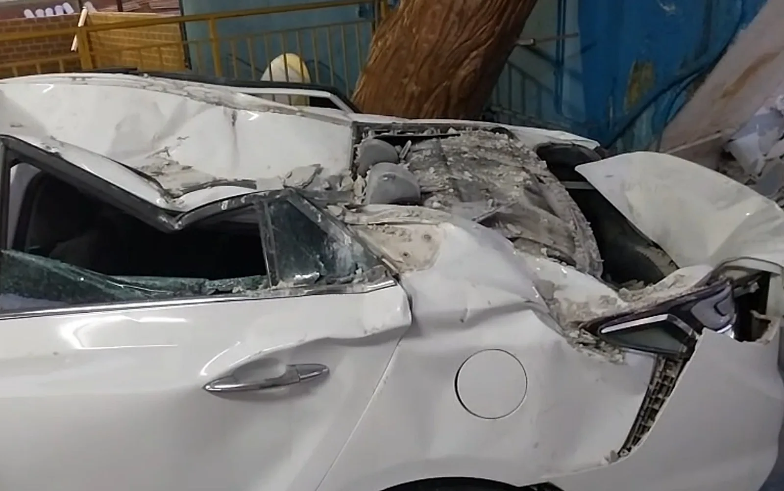 Estrutura de acesso a estacionamento cai sobre carro e fere duas pessoas